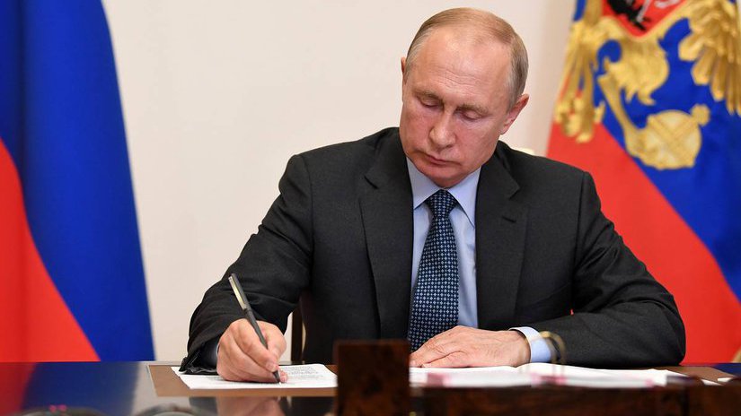 Владимир Путин подписал закон о смягчении правил продажи ювелирных изделий на выставках