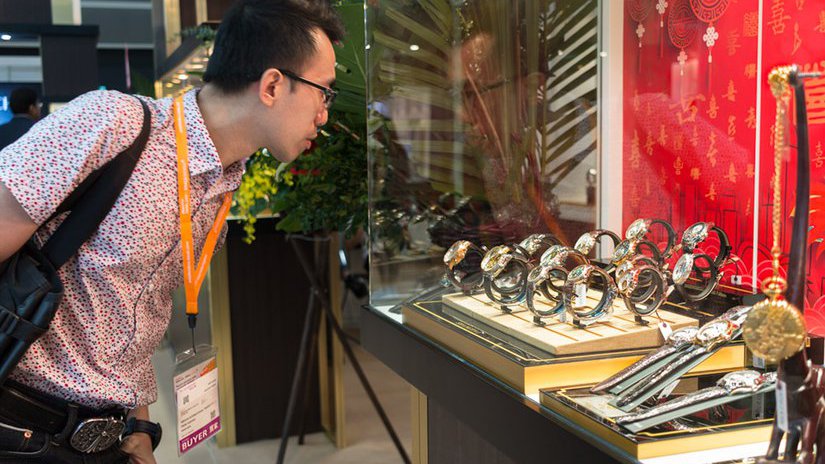 Гонконг захватывает продажи швейцарских часов