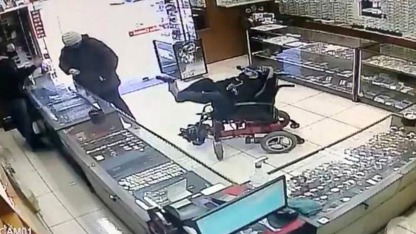 Немой инвалид-колясочник попытался ограбить ювелирный магазин