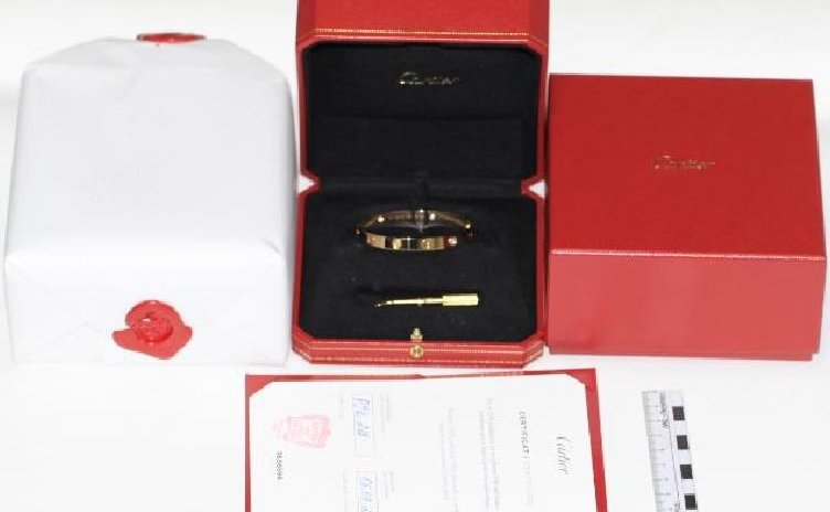 Незадекларированные ювелирные украшения Cartier на 1,5 млн рублей обнаружили сотрудники Шереметьевской таможни в багаже россиянина