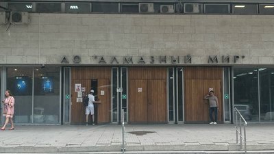 Ночи у пробирной палаты: как ювелиры выживают в очередях на Смольной