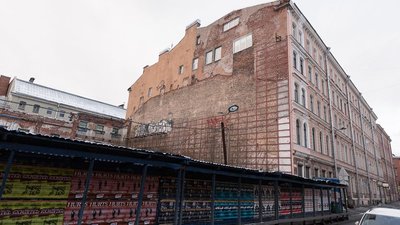 От Пробирной палаты остался один лишь фасад за строительным забором