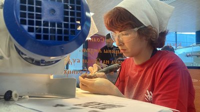Лучшим обработчиком янтаря по версии WorldSkills Russia 2022 признан ювелир Калининградского янтарного комбината