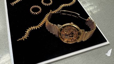 Внуковские таможенники изъяли у "Мисс Россия" ювелирные украшения на 12 млн рублей