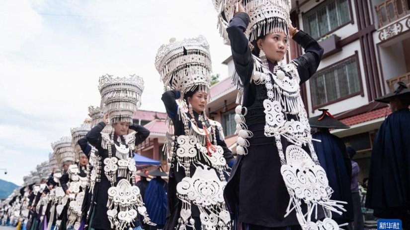 В китайской провинции Сычуань прошел фестиваль традиционных украшений из серебра