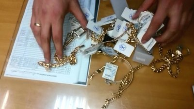 В Сочи полицейские задержали сотрудницу ломбарда, подозреваемую в мошенничестве