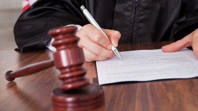 Приговор вынесен: 3 года лишения свободы за разбойное нападение на ювелирный магазин