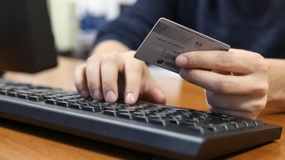 Сотрудница ювелирного магазина перевела мошенникам более 100 тысяч