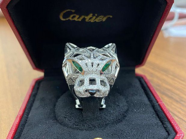 Сотрудники Шереметьевской таможни задержали дорогостоящее кольцо Cartier у пассажирки из Катара