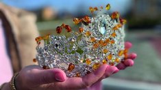 66 янтарных бусин украсили корону победительницы конкурса «Мисс и Миссис Калининград 2024»