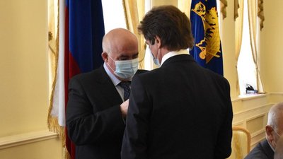 Сергей Ситников вручил высокую государственную награду Флуну Гумерову