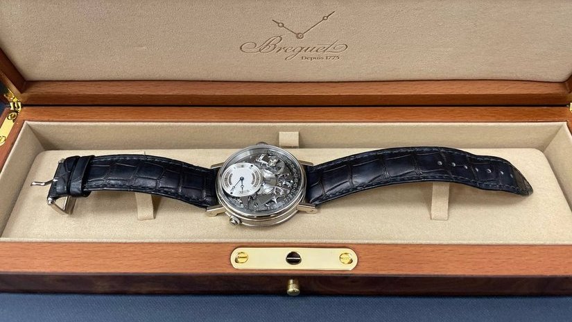 В Шереметьево таможенники изъяли с авиапассажира незадекларированные наручные часы стоимостью около 3 млн рублей