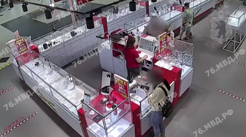 В Ярославле посетительница ювелирного магазина украла золотой браслет