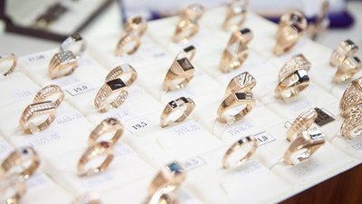 Как ИП должен определять базу по НДС при продаже ювелирных изделий по договору комиссии