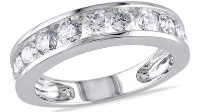 Природные бриллианты в обручальных кольцах выходят из употребления?