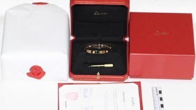 Незадекларированные ювелирные украшения Cartier на 1,5 млн рублей обнаружили сотрудники Шереметьевской таможни в багаже россиянина