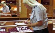 Свердловские полицейские задержали преступную группу, совершившую налеты на ювелирный магазин и банк