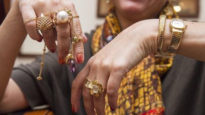 Продавец-консультант ювелирного магазина похитила золотые украшения на 1 млн. рублей