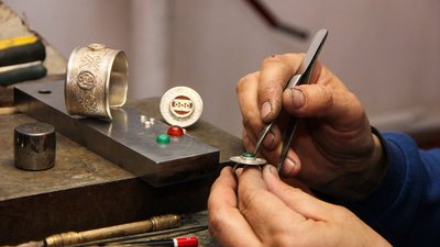 Не менее 10 тысяч казахстанских ювелиров работают подпольно