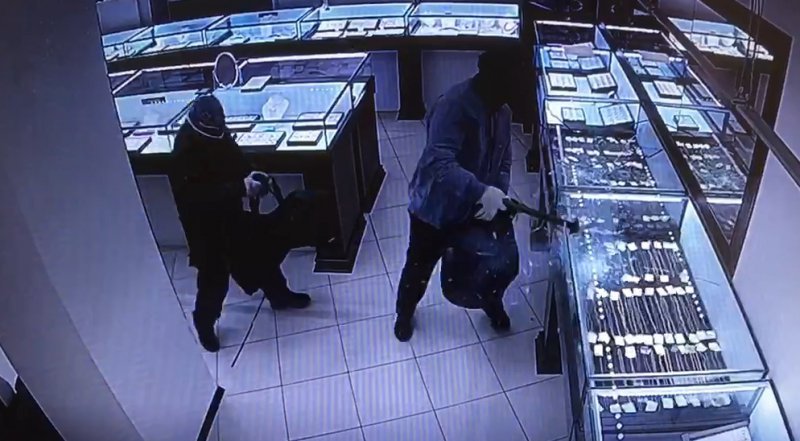 Брянской полицией разыскиваются подозреваемые в ограблении ювелирного магазина