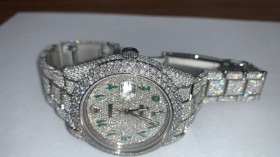 Дотикались: Задержанные сотрудниками Шереметьевской таможни наручные часы эксперты оценили в 2,4 млн рублей