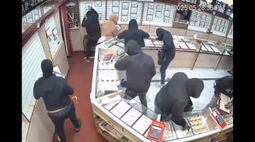 В Калифорнии банда грабителей за минуту обчистила ювелирный магазин на $1,7 млн: Минюст США опубликовал видео