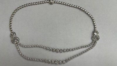 В Шереметьево таможенники сняли с россиянки бриллиантовое колье за 1,5 млн рублей