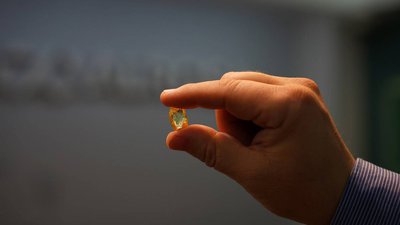 АЛРОСА добыла первый крупный цветной алмаз на Верхне-Мунском месторождении