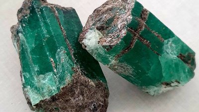 Коллекция уникальных камней Мариинского прииска пополнилась изумрудами-близнецами