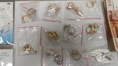 Полкилограмма ювелирных украшений не прошли таможенный контроль в Пулково