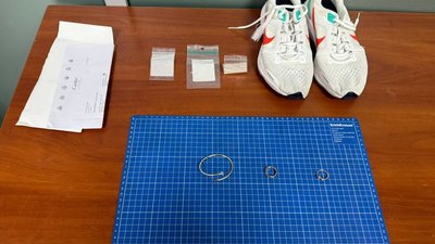 Два гвоздя и бублик: В аэропорту Грозного задержан пассажир, спрятавший золотые украшения в обуви