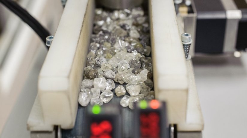 АЛРОСА приостановила продажу алмазов до конца октября