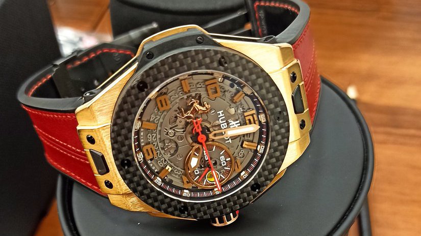 Сотрудники Шереметьевской таможни обнаружили у пассажирки из США незадекларированные наручные часы стоимостью 2,2 млн рублей