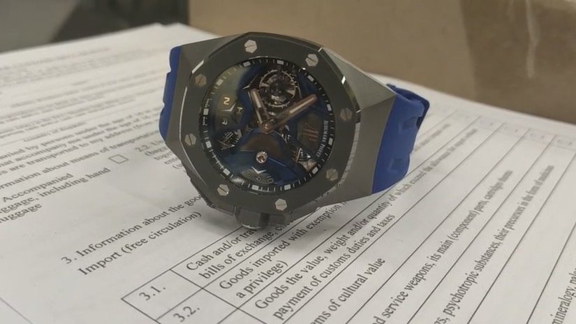 Сотрудники Шереметьевской таможни обнаружили у пассажирок из Италии незадекларированные часы на 26 млн рублей