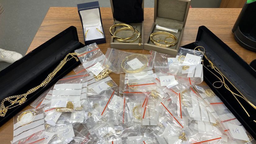 Сотрудники Шереметьевской таможни обнаружили в багаже пассажирки из ОАЭ более 140 незадекларированных украшений