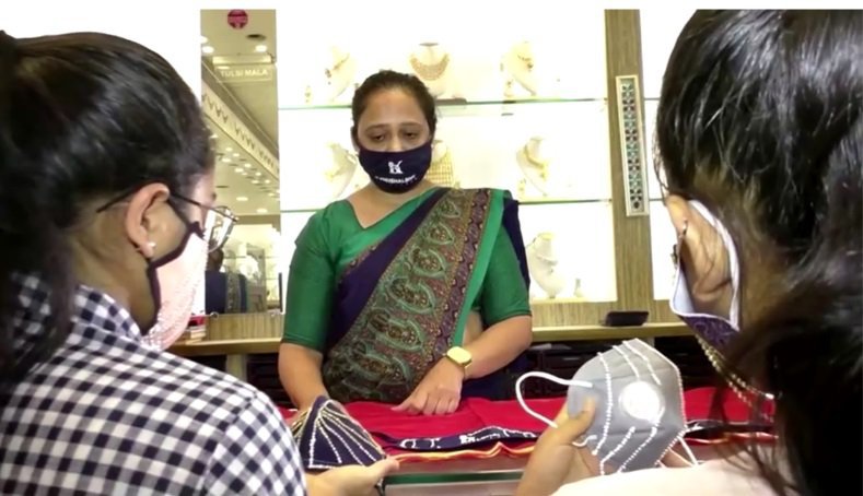 В Индии в моду вошли медицинские маски, расшитые бриллиантами и золотой нитью