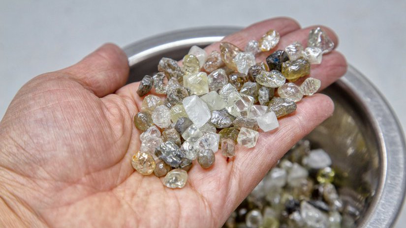 Данные по добыче необработанных природных алмазов в Российской Федерации за 1-ое полугодие 2021 года
