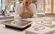 Дорогое золото меняет ювелирный рынок: изделия становятся легче, а серебро и низкие пробы — заметнее