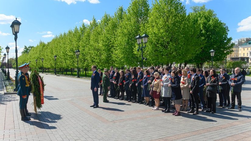 Сотрудники Федеральной пробирной палаты возложили цветы к Могиле Неизвестного Солдата