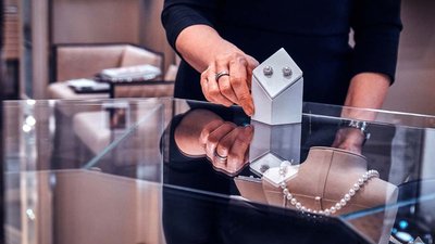 В Омской области продавец ювелирного салона похитила украшения