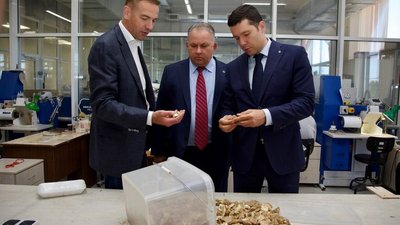 Янтарный комбинат Ростеха посетил заместитель министра промышленности и торговли РФ