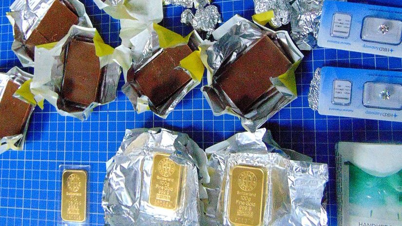 Три золотых слитка и два бриллианта обнаружили минераловодские таможенники в чемодане россиянки