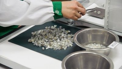 Минфин РФ  на открытом аукционе реализовал из Госфонда России природные драгоценные алмазы на сумму более 139 млн долларов США