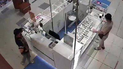 Дерзкое ограбление в Ростове: грабители вынесли украшения на миллион из ТЦ «Золотой Вавилон»