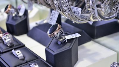 Русские скупают золото и бриллианты: "драгоценный" импорт РФ вырос почти наполовину