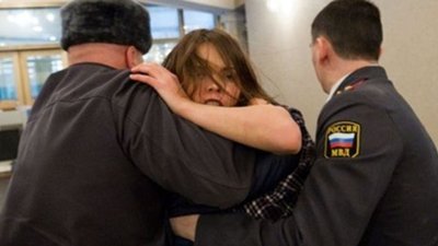 Продавца ювелирного задержали за кражу денег и украшений