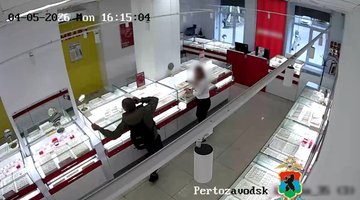«Подарок для девушки» ценой в 4 года колонии: в Петрозаводске по горячим следам раскрыли дерзкий грабеж