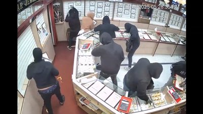 В Калифорнии банда грабителей за минуту обчистила ювелирный магазин на $1,7 млн: Минюст США опубликовал видео