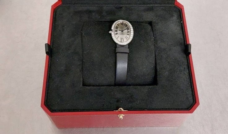 Пулковские таможенники сняли с россиянки часы Cartier стоимостью 1,5 млн рублей