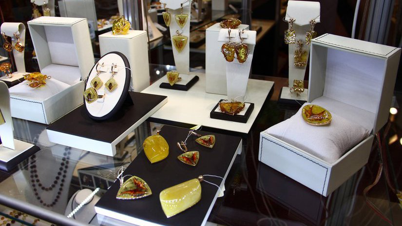 Калининградский заемщик Фонда развития промышленности организовал производство золотых и серебряных украшений с янтарем
